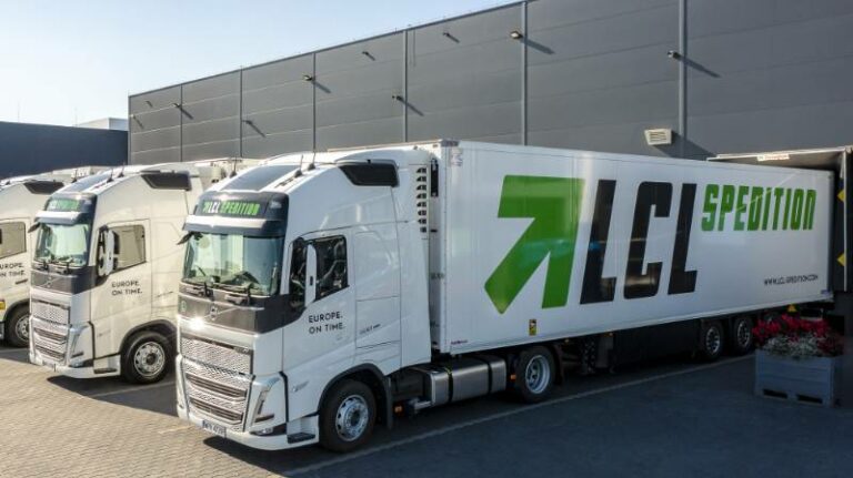 Tractor unit with a MEGA refrigerator semi-trailer