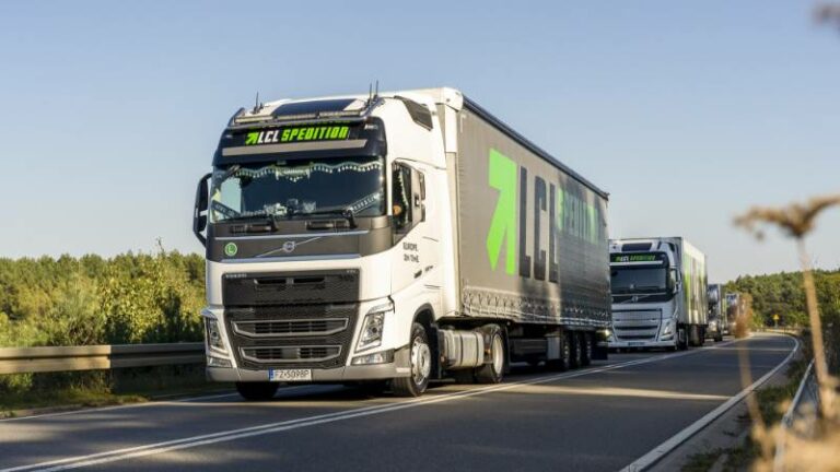 Tractor unit with MEGA semi-trailer